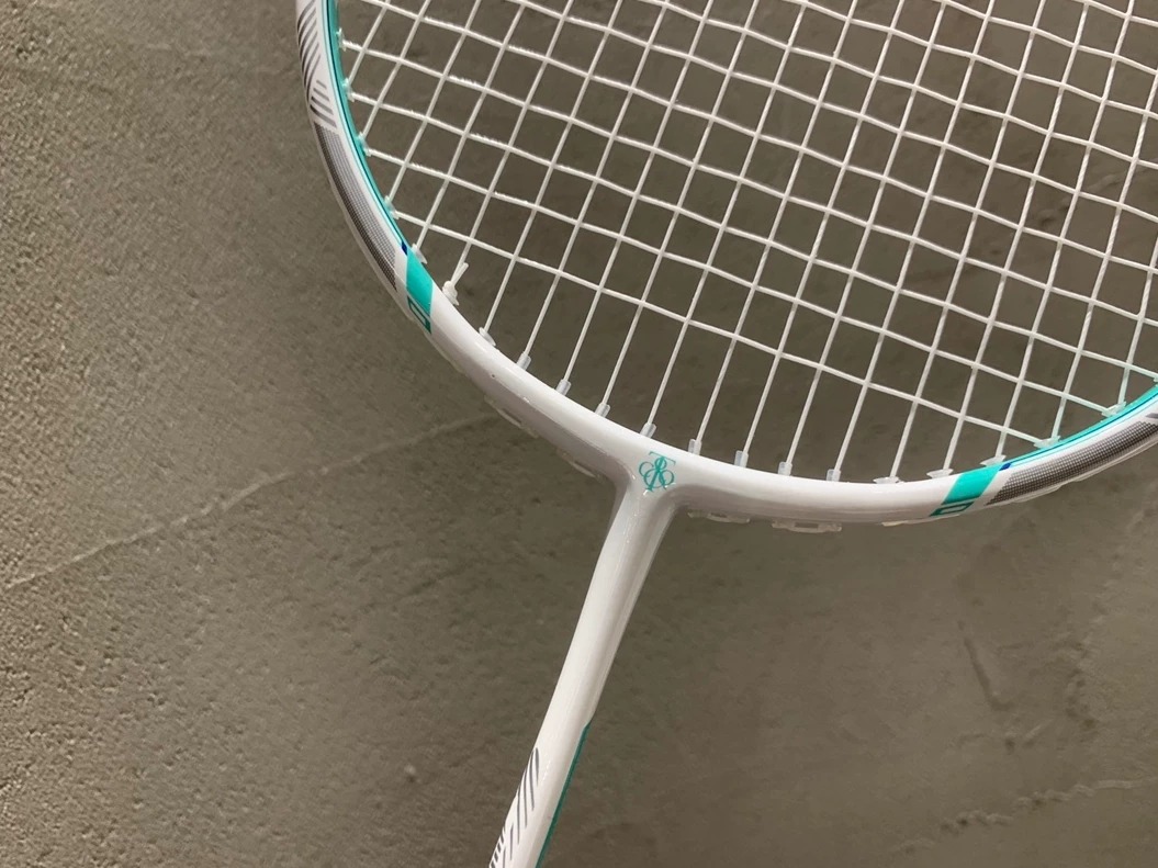 全新捡漏TF羽毛球拍超轻全碳素4U羽毛球拍 每个女孩都会心动的运动单品，质量杠杠的，超轻全碳羽毛球拍套装，羽毛球爱好者必入款，我们一起运动起来，放在家里也是一件